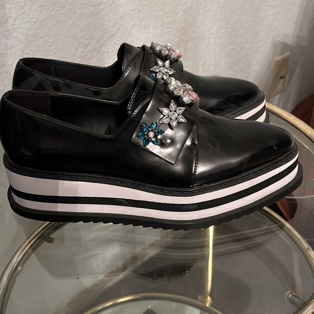 Zara Black Patent Leather Flats with Floral Embellishments - Picture 4 of 8